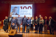 Josep Vallverdú, en el centro, junto a las autoridades que participaron en la inauguración de su Any. 