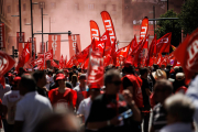 Manifestantes durante la marcha por el Día Internacional de los Trabajadores del 1 de mayo en Madrid.