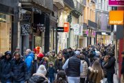 El Eix Comercial se llenó de gente a la búsqueda de ofertas tanto por la mañana como por la tarde. 