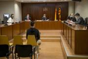 El joven condenado durante la celebración ayer de una vista de conformidad en la Audiencia de Lleida. 