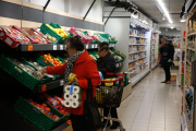 Diverses persones fan la compra en un supermercat, en una imatge d’arxiu.