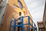 L’il·lustrador Valentí Gubianas va iniciar el mural commemoratiu del centenari de Josep Vallverdú.