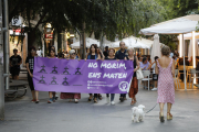 Marxa contra els feminicidis que va sortir ahir des de la plaça Ricard Viñes de Lleida.