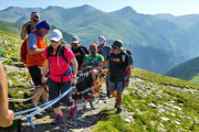 Cogul, porteado por un grupo de voluntarios, en una expedición de la asociación Rodamunt.