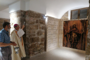 El obispo de Lleida, bendiciendo ayer los columbarios de la iglesia de Sant Pere Apòstol.