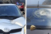 El estado en el que quedó el sábado por la mañana un vehículo tras golpear en el capó y en el retrovisor varias piedras