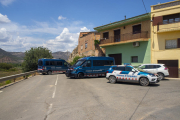 Dos furgonetas de los ARRO y un coche patrulla barrando ayer el paso en Ivars. 