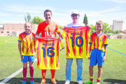 Bojan fill i pare, amb samarretes de l'Escola de Futbol Bellpuig.