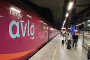 Uno de los dos Avlo, el tren de alta velocidad de bajo coste de Renfe, que paran al día en la estación de Lleida-Pirineus, ayer por la noche. 