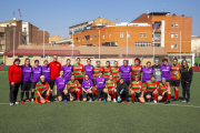 Las veteranas del Bordeta y del Alcoletge, en una foto de familia antes del arranque del partido, que acabó con empate a cero.