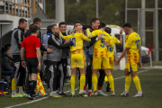 Chuli, autor dels dos gols lleidatans al Sagnier, s'abraça amb els jugadors de la banqueta en la celebració d'un dels gols.