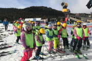 Los primeros alumnos del CEIP Pau Claris de La Seu que estrenaron la temporada de esquí escolar. 