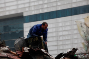 Una persona col·labora en les tasques de recerca després del terratrèmol a la frontera sud de Turquia i Síria.