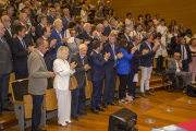 Las autoridades, Vallverdú y el resto de asistentes, aplaudiendo al final del acto inaugural.