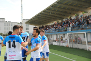 Els jugadors del Mollerussa celebren un dels dos gols, davant d’un Municipal de Mollerussa entregat a l’equip.