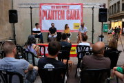 Albert Botran i Esther Sancho (al centre) ahir en l’acte de campanya de la CUP a Lleida.