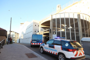 Moment de l’arribada del furgó policial que va traslladar l’acusat als jutjats del Canyeret.