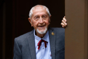 El escritor leridano Josep Vallverdú celebrará hoy en el Palau de la Generalitat sus 100 años.