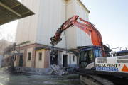 La máquina que ayer derribó parte de uno de los silos de Pardinyes.