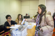 Una abogada, ayer durante la jornada de votaciones en la sede del Col·legi de l’Advocacia de Lleida. 