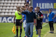 Ángel Viadero da instrucciones al equipo durante el último partido en casa ante el Prat.