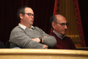 D'esquerra a dreta, l'alcalde de Biosca, Josep Puig, i el de Torà, Magí Coscollola, seguint el debat al ple sobre la tramitació per lectura única de la proposició de llei perquè Torà i Biosca canviïn de comarca i passin de la Segarra al Solsonès.