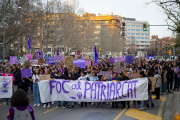 Los manifestantes convocados por Marea Lila con una pancarta con el mensaje ‘Foc al patriarcat’.  