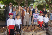 Conxita Solans, a la derecha, en uno de los pocos estands dedicado a la venta de melones.