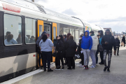 Pasajeros subiendo o bajando ayer del tren en Balaguer, casi todos sin mascarilla.