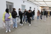 A la izquierda, alumnos que simulan ser coches aparcados, golpean a otro que simula ser un patinete por ir por el lado derecho del carril. A la derecha, la sesión teórica. 