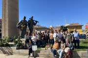 Foto de familia de los participantes en el acto que tuvo lugar ayer en la plaza dels Pagesos.