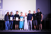 Foto de família dels premiats ahir a la cerimònia de cloenda del festival Galacticat de Tàrrega.