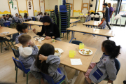 Alumnos ayer en el comedor escolar del colegio Maristes de Lleida.