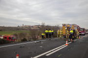 Els serveis d’emergències ahir després de la col·lisió a la carretera L-310 al seu pas per la Figuerosa.