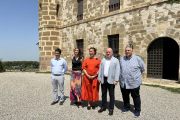 Foto de presentación del segundo Raimat Arts Festival, ayer frente a la entrada del castillo de Raimat.