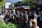 El recinto donde se encontraban las paradas de quesos, lleno de visitantes durante la jornada de ayer.