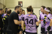 El tècnic Lluís Rodero dona instruccions a les jugadores durant el partit de diumenge.