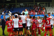 El técnico leridano Roger Lamesa es manteado por sus jugadoras ayer tras conseguir el ascenso.