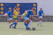 Andrea Gómez protege el balón ante la presión de una rival.