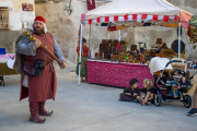 Niños observando a uno de los figurantes vestidos de época en el mercado medieval.