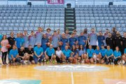 Jugadores y técnicos del ICG Força Lleida posan junto a los integrantes del equipo Aspros y a miembros de la Obra Social La Caixa.