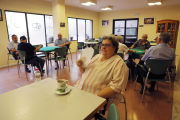 Usuarios ayer en el Centre Cívic de Pardinyes, uno de los refugios climáticos en Lleida ciudad. 