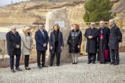 Decenas de vecinos se congregaron ayer en el Castell de Fraga para poder ver de cerca y saludar a la reina Sofía. 