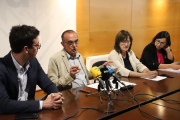 Toni Postius, Miquel Pueyo, Montse Pifarré y Jordina Freixanet, anunciando la congelación de tasas. 