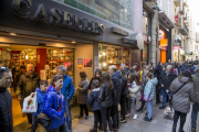 Las colas fueron la tónica dominante a las puertas de la librería Caselles para hacerse con la firma de artistas de ‘Eufòria’.