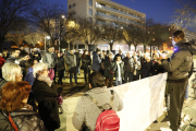 Alguns dels assistents a la concentració d’ahir a favor de l’alberg i contra “discursos de racisme i aporofòbia”.