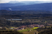 Vista de Bovera con la central nuclear de Ascó al fondo.