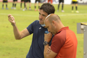 Asier Eizaguirre habla con Gabri García durante un entrenamiento en septiembre de 2021.