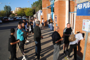 Aficionats retirant entrades per al partit divendres passat.