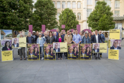 ERC. Miquel Pueyo y los miembros de su lista mostraron los carteles electorales junto a la estación de trenes. 